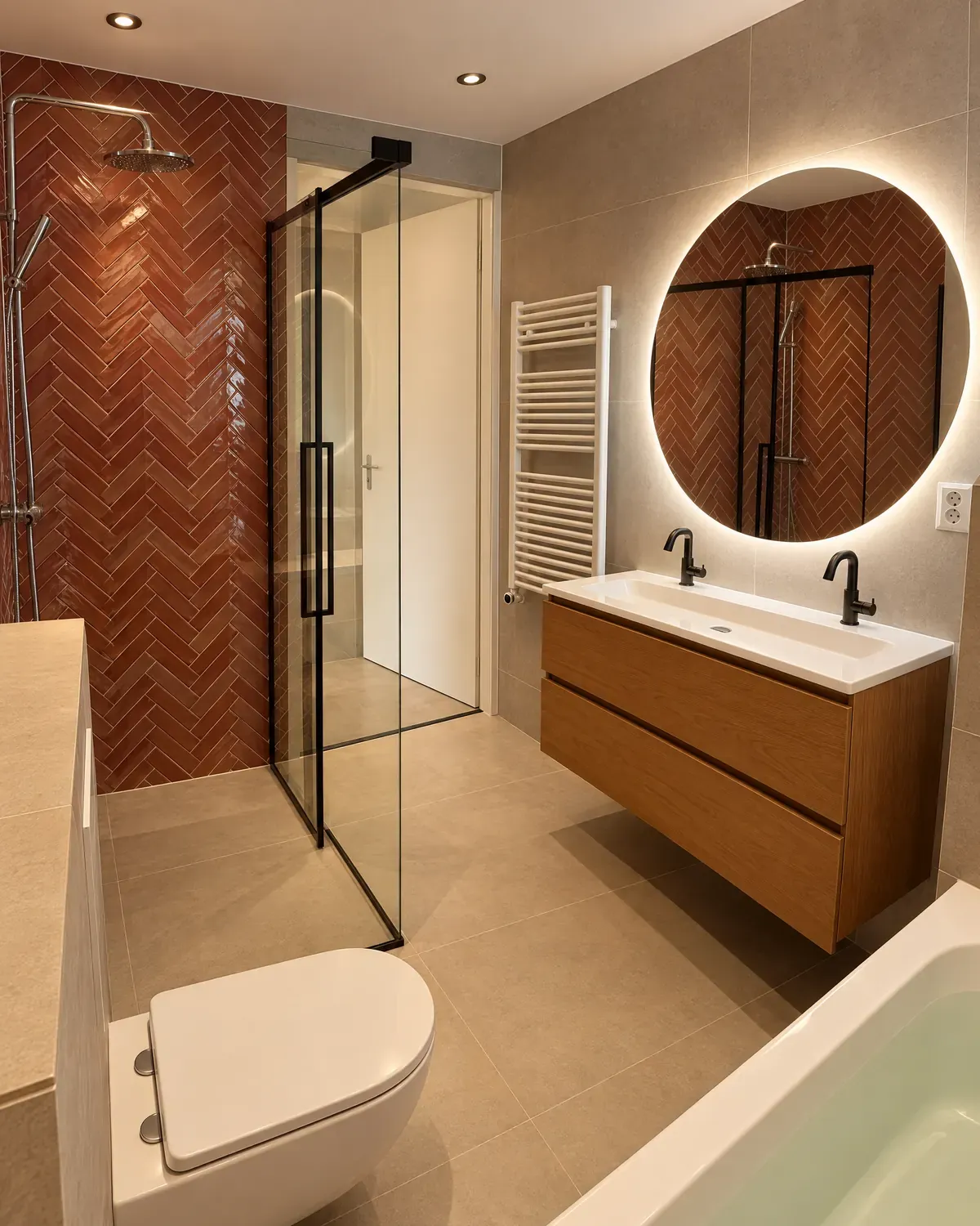 Badkamer met inloopdouche, terracotta visgraatwand, ronde ledspiegel en eiken wastafelmeubel